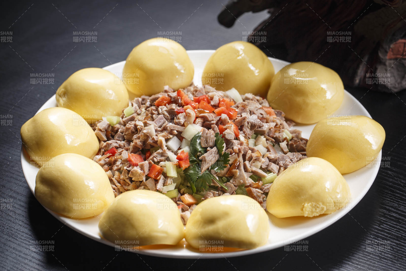 瓷盤裝的窩頭渣渣鴨