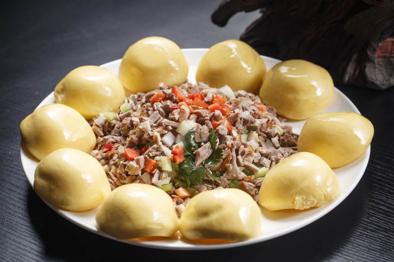 瓷盤裝的窩頭渣渣鴨