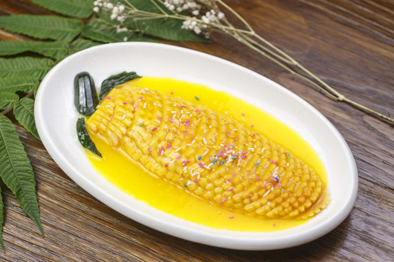 白色瓷盤裝的沙棘汁雪梨