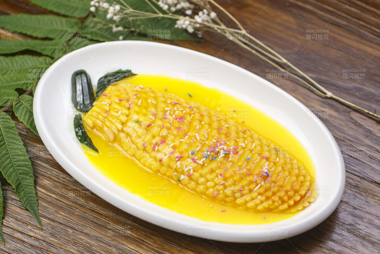 白色瓷盤裝的沙棘汁雪梨