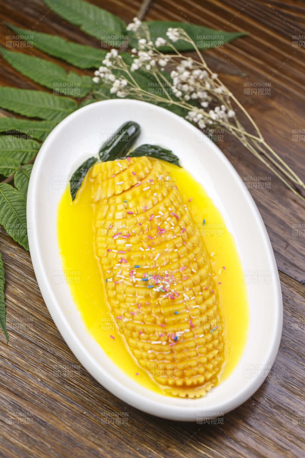 白色瓷盤裝的沙棘汁雪梨