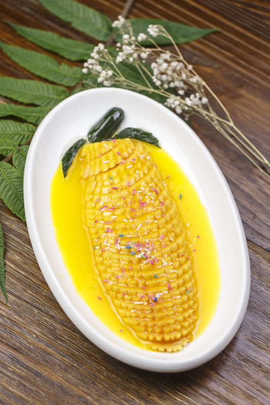 白色瓷盤裝的沙棘汁雪梨