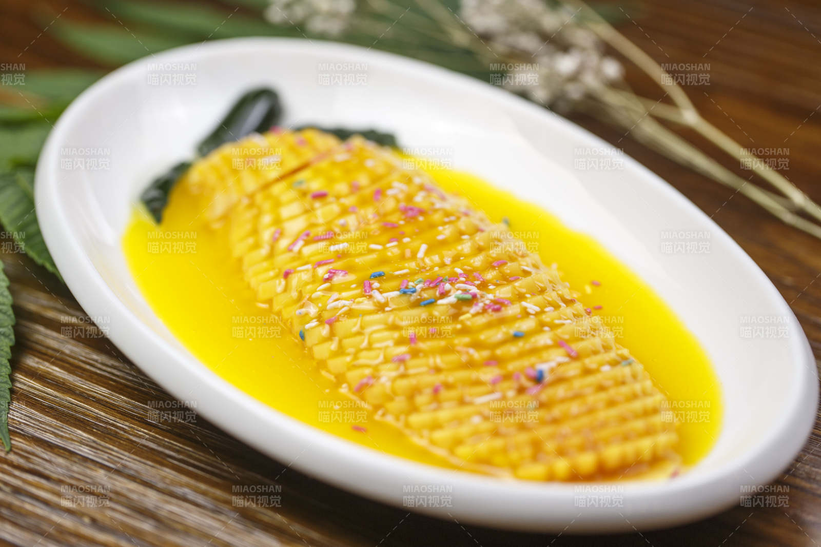 白色瓷盤裝的沙棘汁雪梨