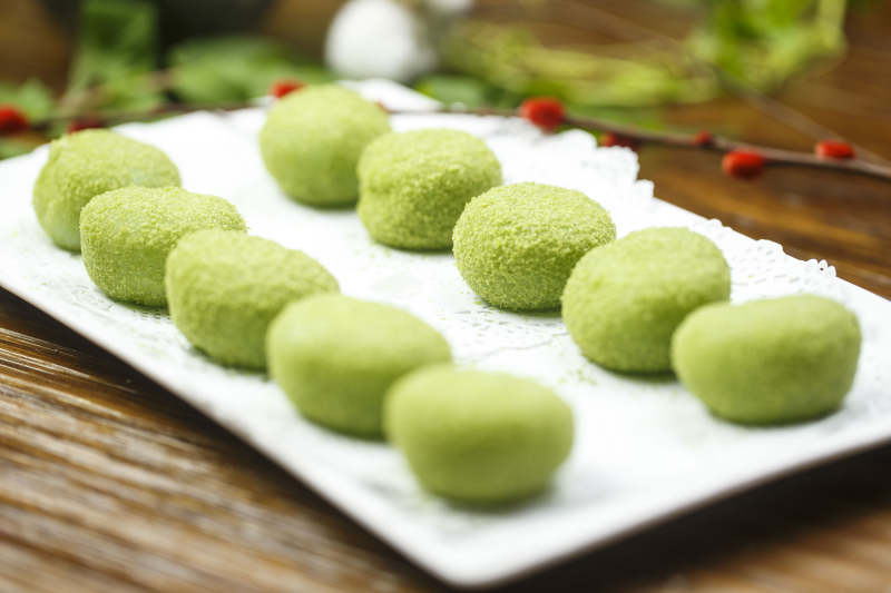 長方形瓷盤裝的椰蓉青芒雪媚娘大福