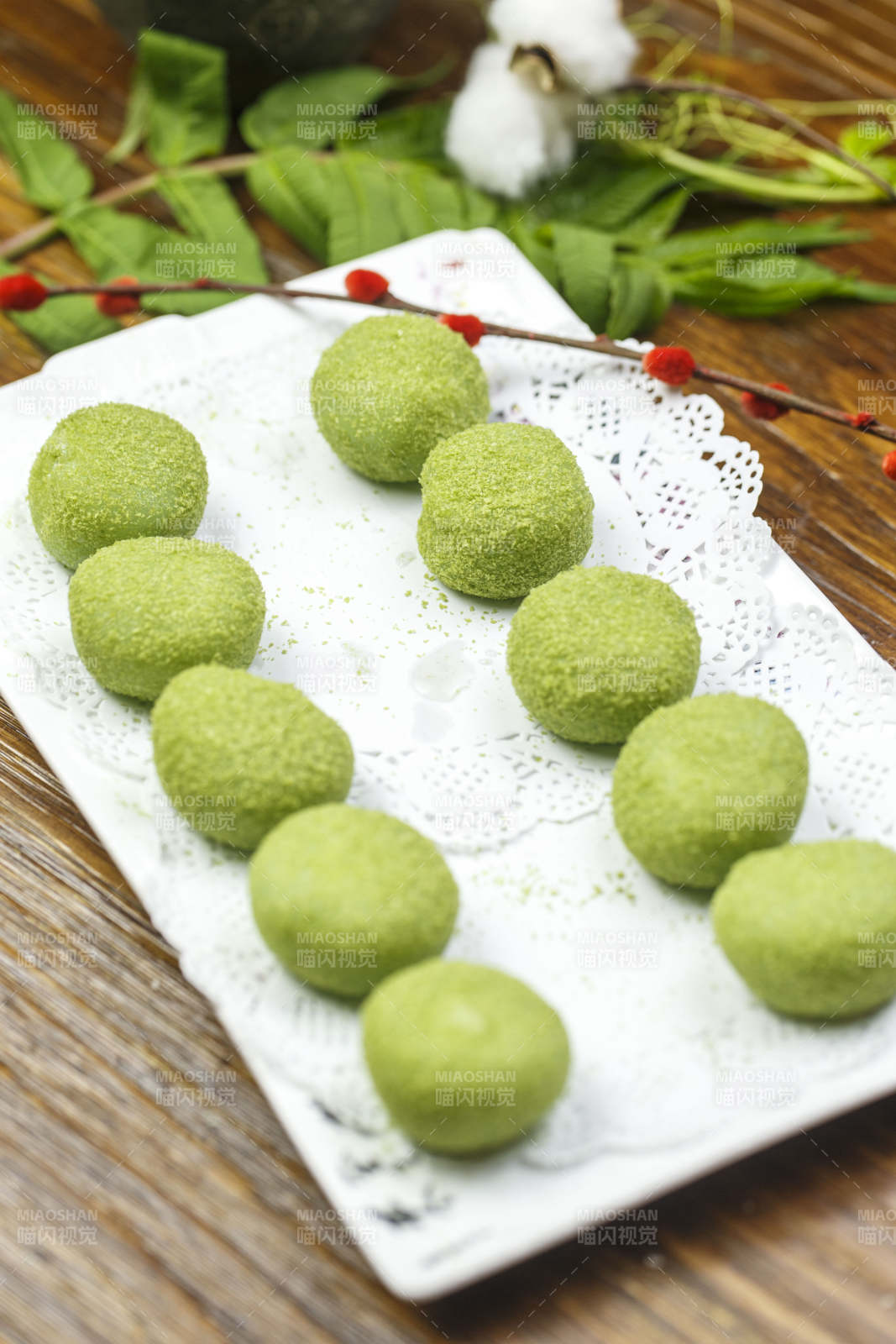 長方形瓷盤裝的椰蓉青芒雪媚娘大福