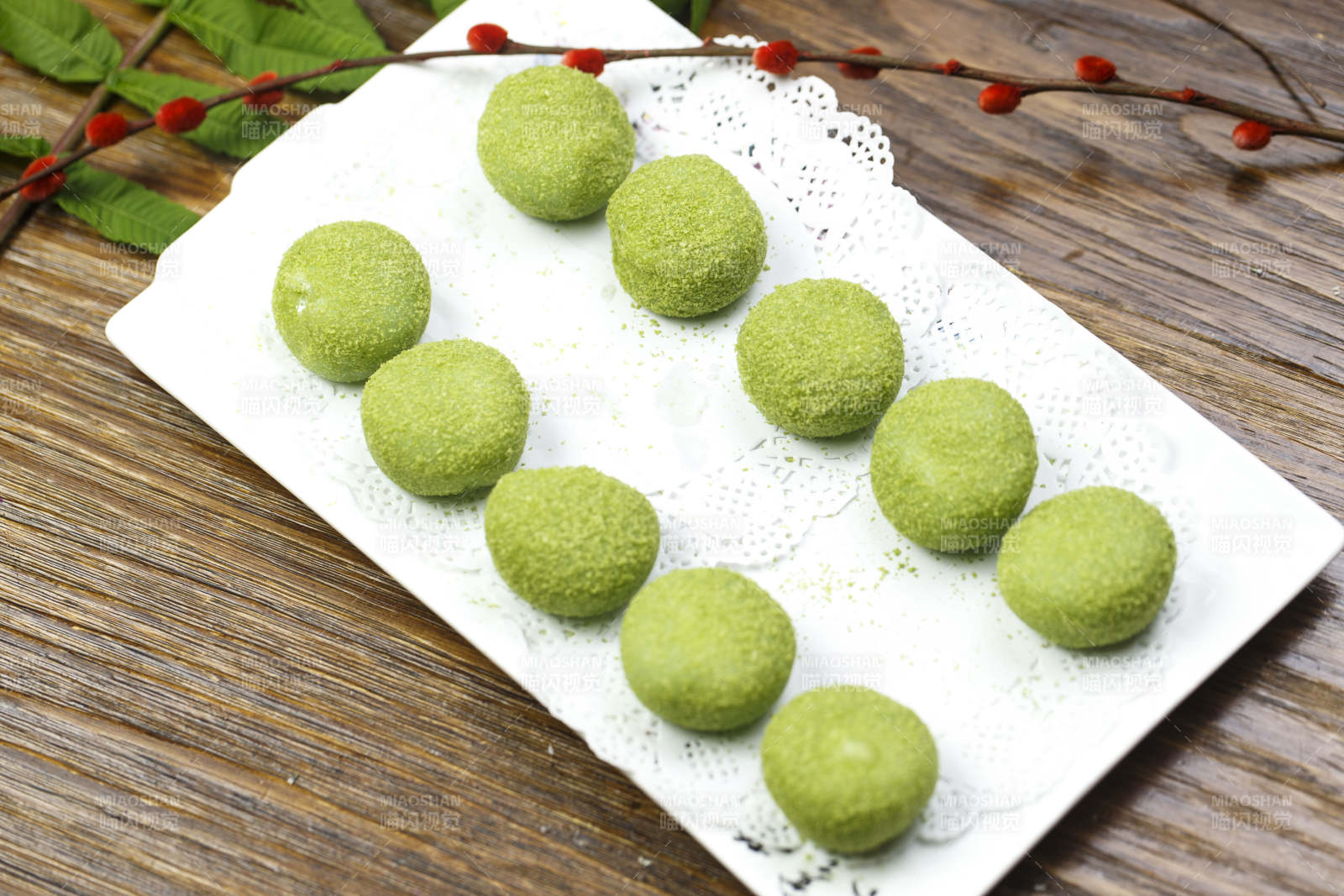 長方形瓷盤裝的椰蓉青芒雪媚娘大福