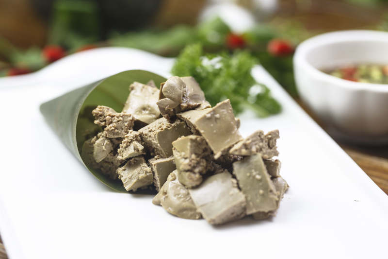 长方形白瓷盘装的蘸汁猪肝