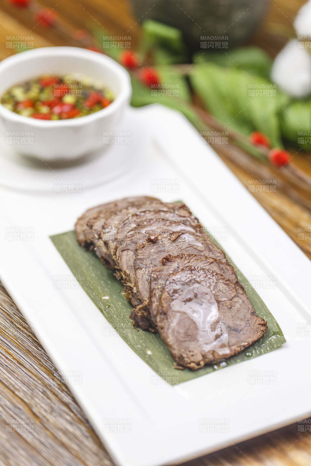 長方形白瓷盤裝的蘸汁牛脊肉