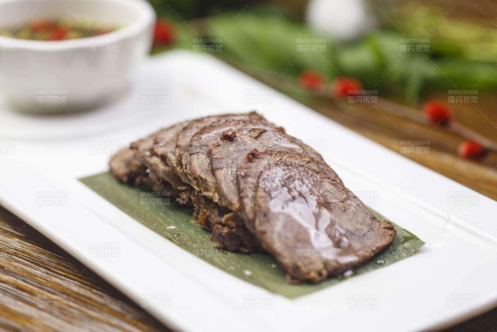 長方形白瓷盤裝的蘸汁牛脊肉