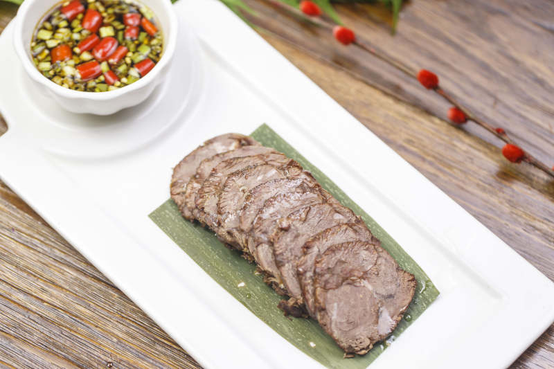 長方形白瓷盤裝的蘸汁牛脊肉