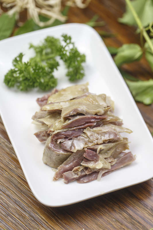 椭圆白瓷盘装的盐水鸡图片