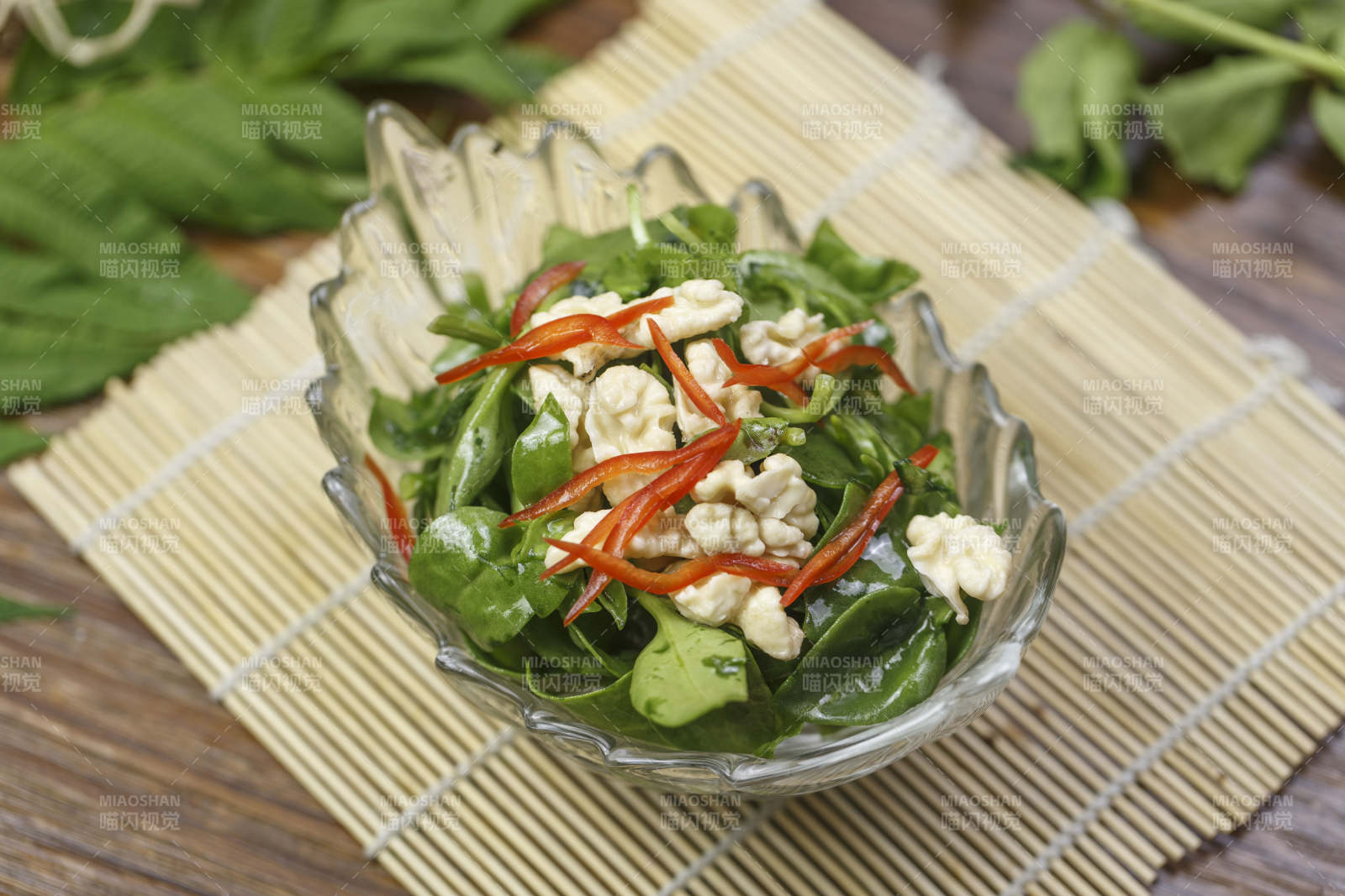 器皿装的凉菜桃仁穿心莲