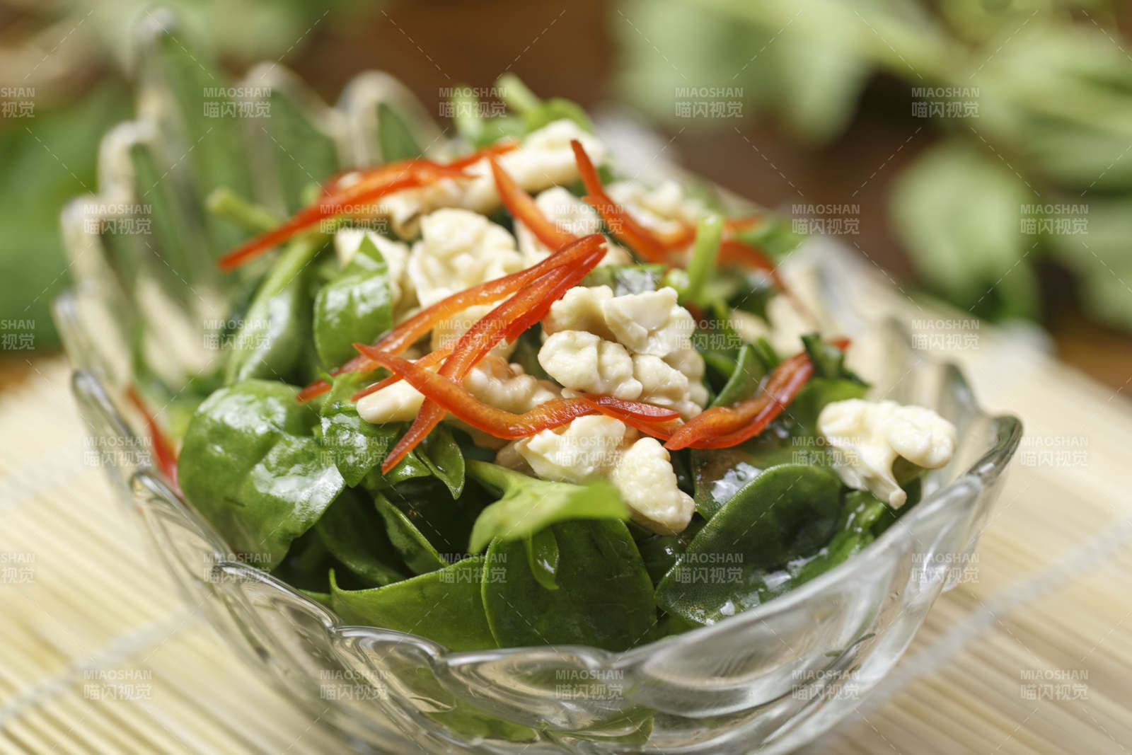 器皿装的凉菜桃仁穿心莲