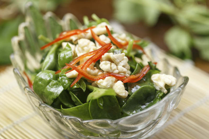 器皿装的凉菜桃仁穿心莲