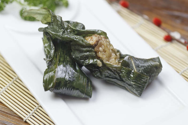 長方形白瓷盤裝的飄香肉骨粽