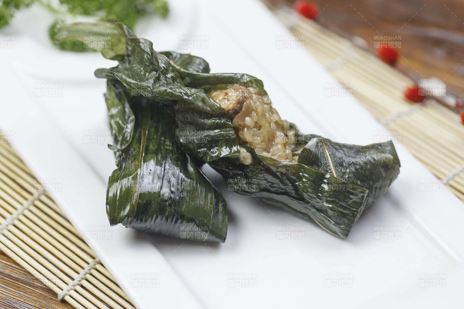 長方形白瓷盤裝的飄香肉骨粽