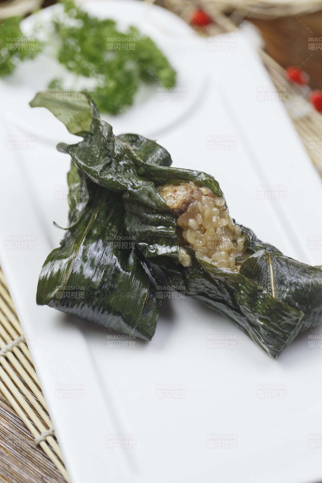 長方形白瓷盤裝的飄香肉骨粽