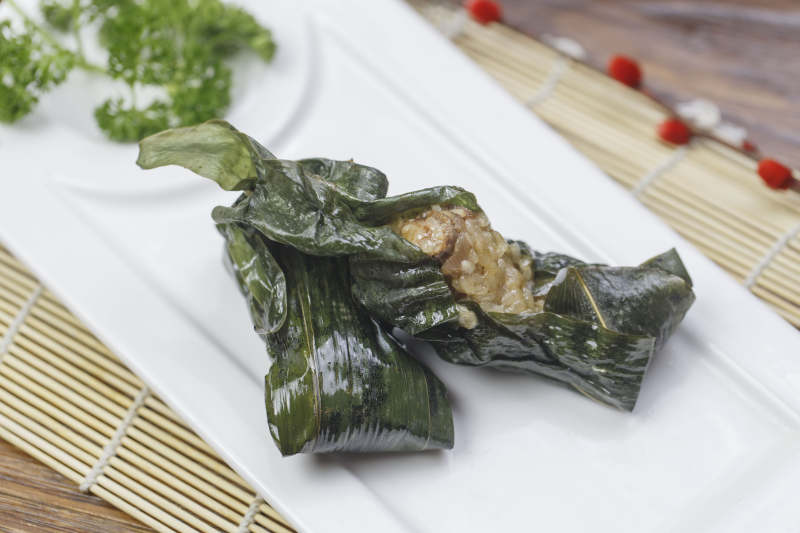 長方形白瓷盤裝的飄香肉骨粽