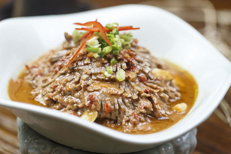 花形瓷盘装的麻酱腰花