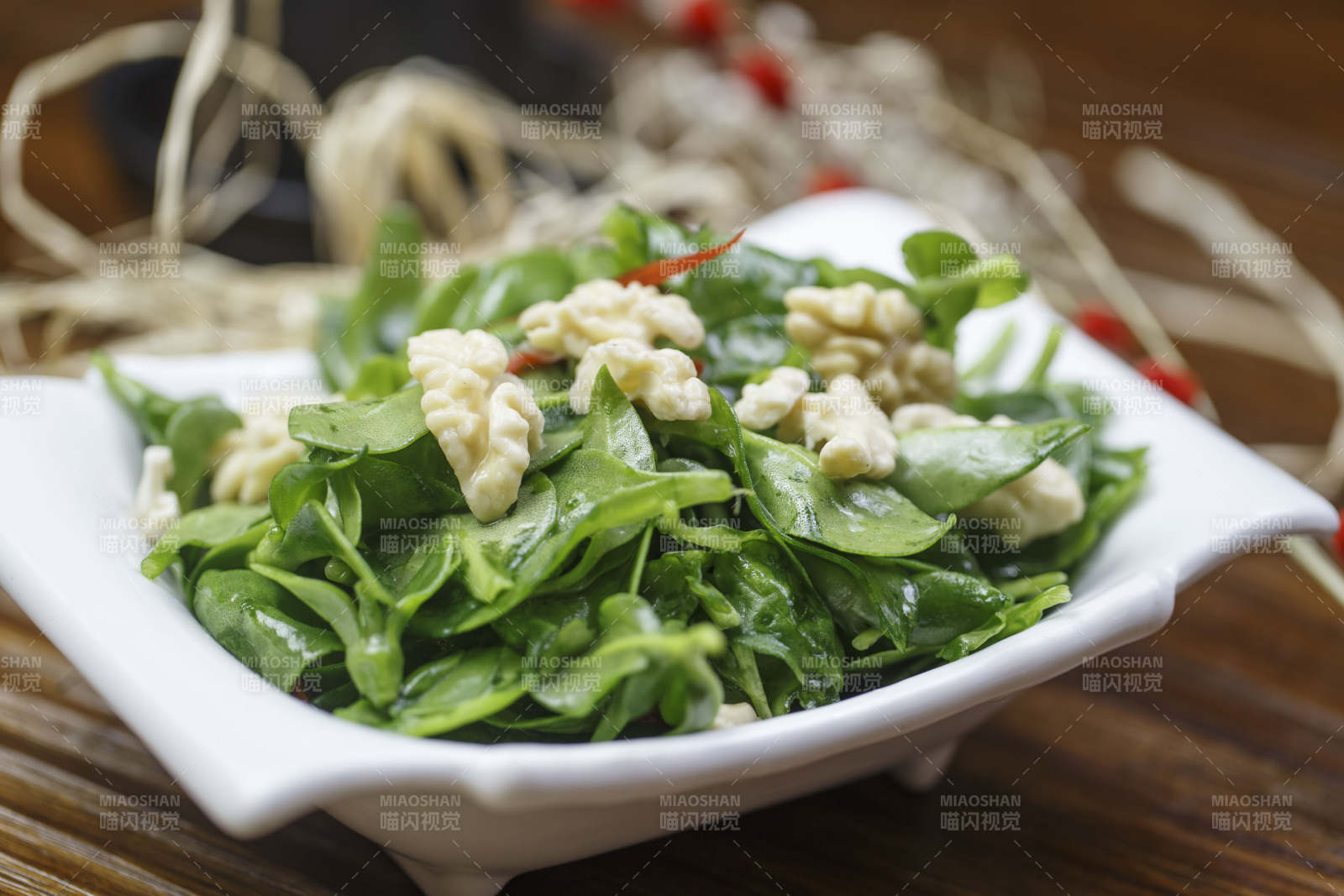 器皿装的凉菜桃仁穿心莲图片