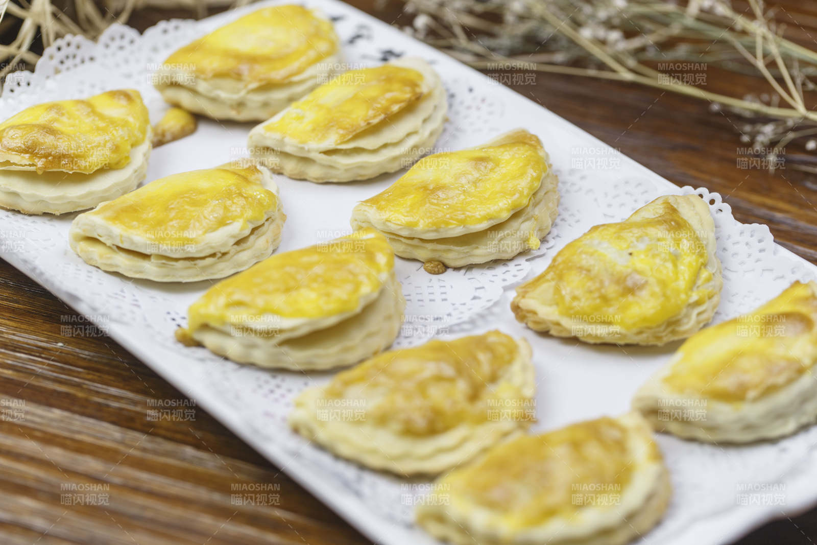 长方形白瓷盘装的美味榴莲酥