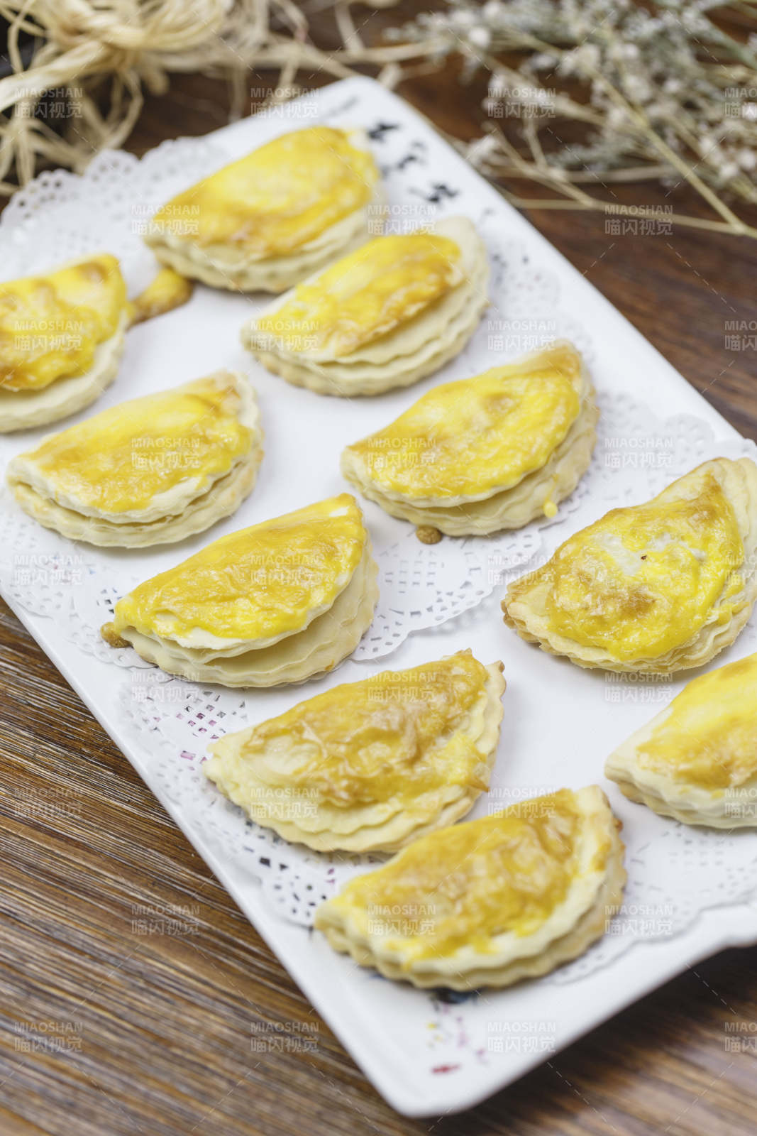 长方形白瓷盘装的美味榴莲酥