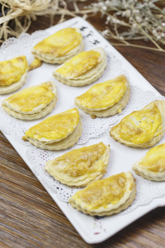 长方形白瓷盘装的美味榴莲酥