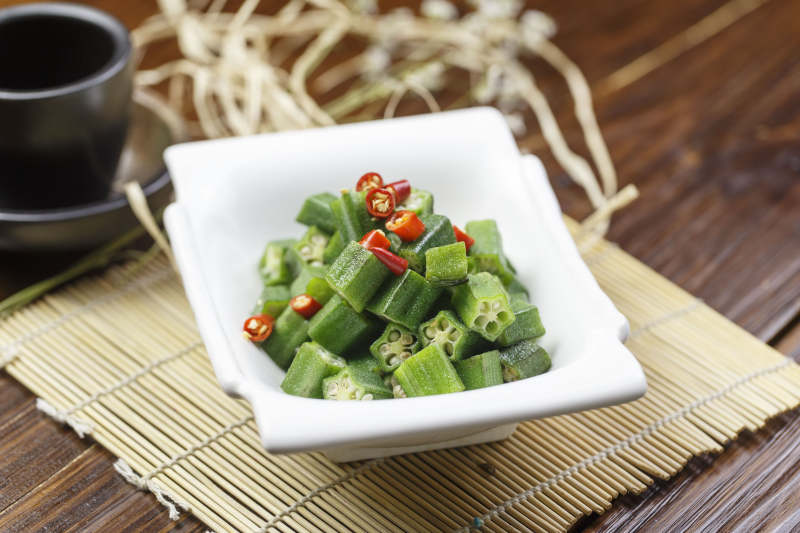 长方形白瓷盘装的凉拌秋葵