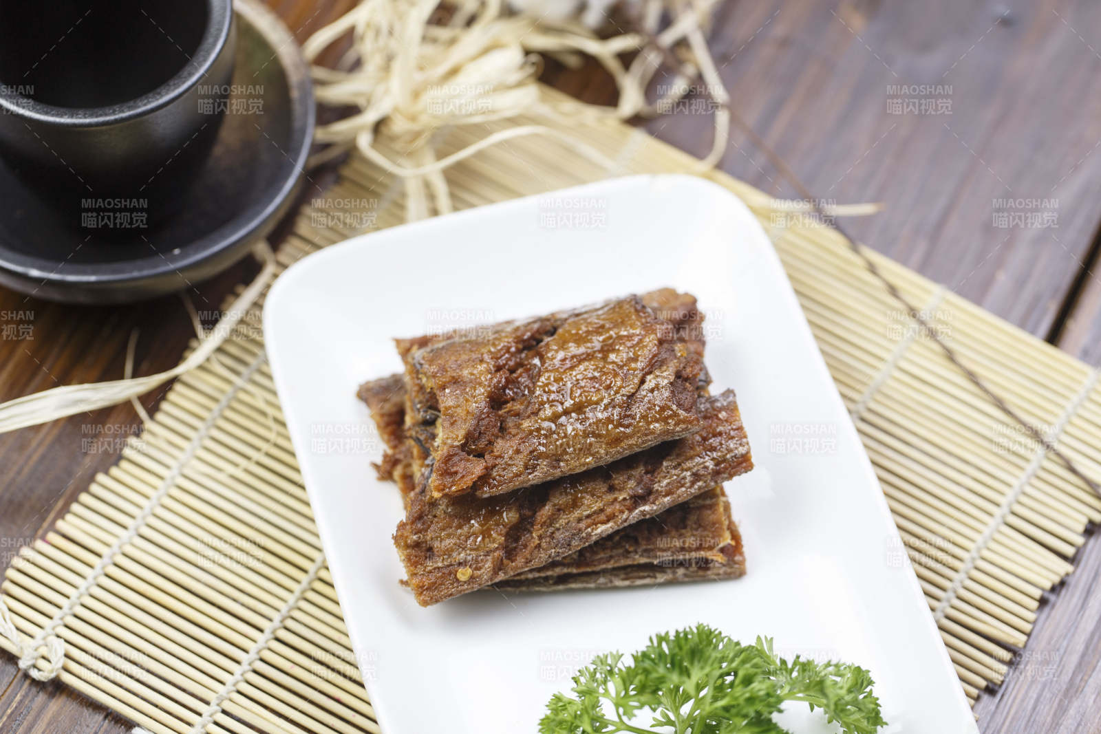 圆角长瓷盘装的风味糟带鱼