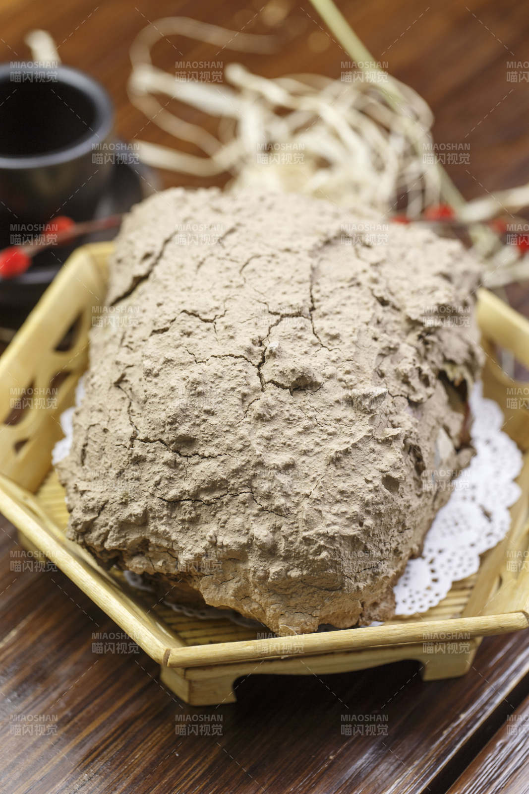 六角竹筐裝的傳統叫花雞