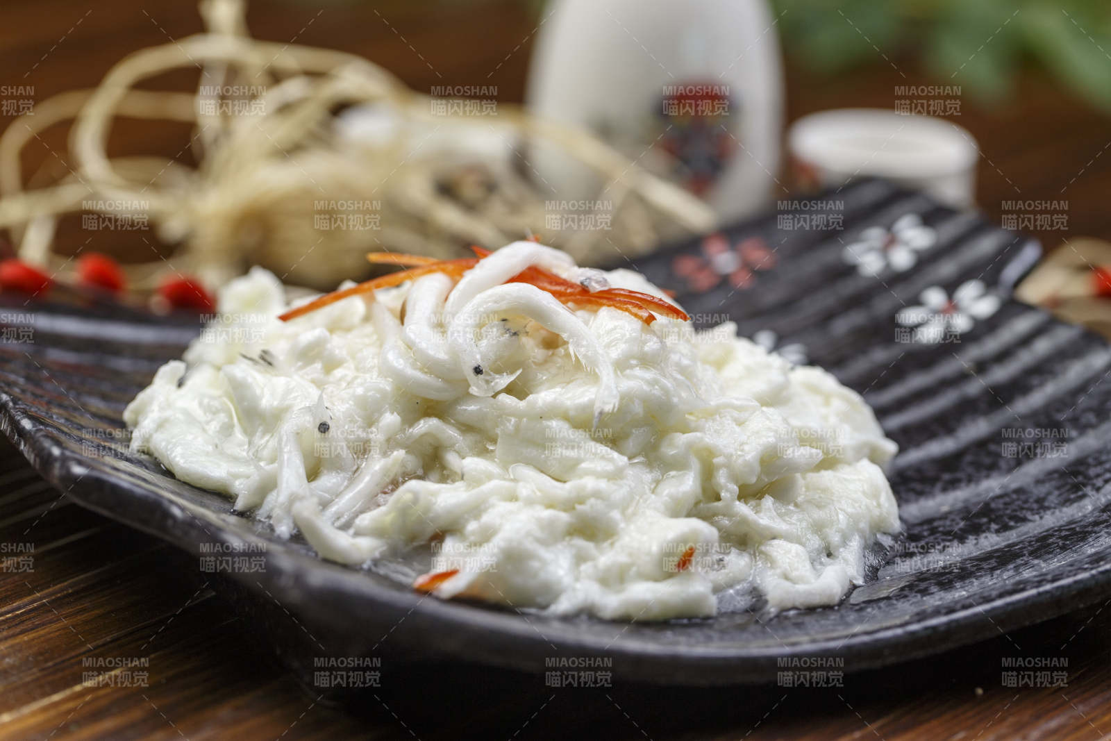 黑色陶盘装的蛋蓉樱花虾