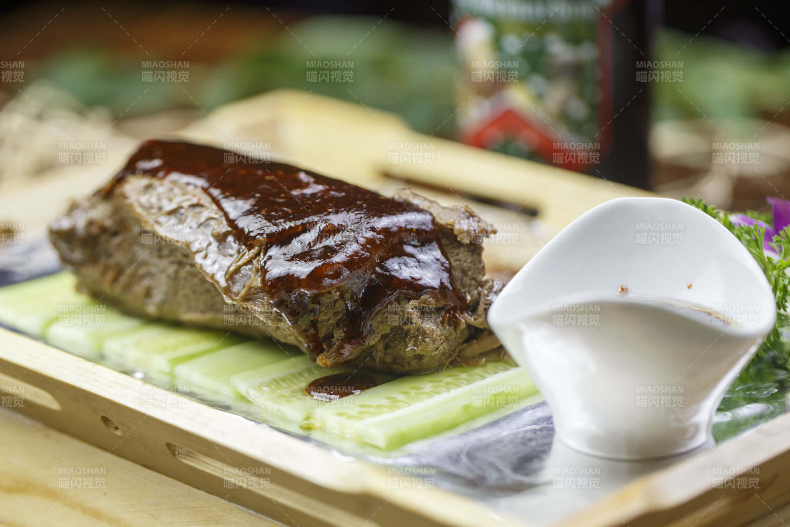 木质托盘装的浇汁烤牛大骨肉