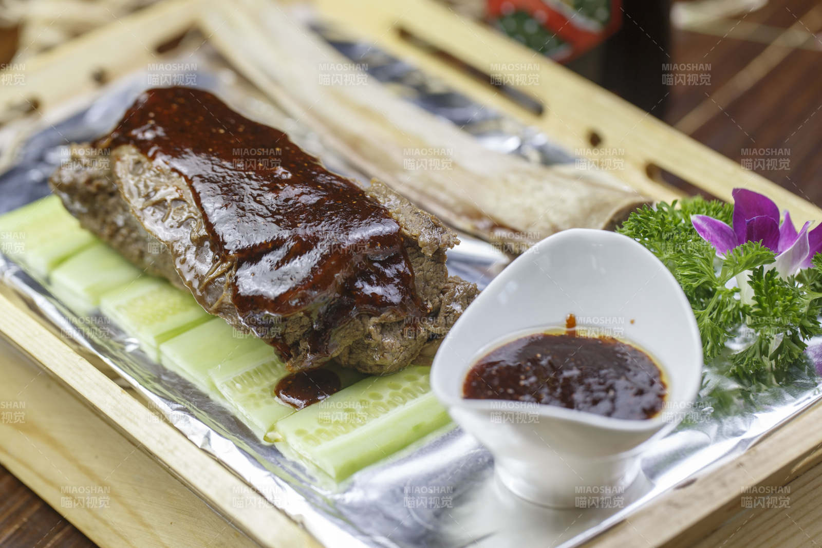 木质托盘装的浇汁烤牛大骨肉