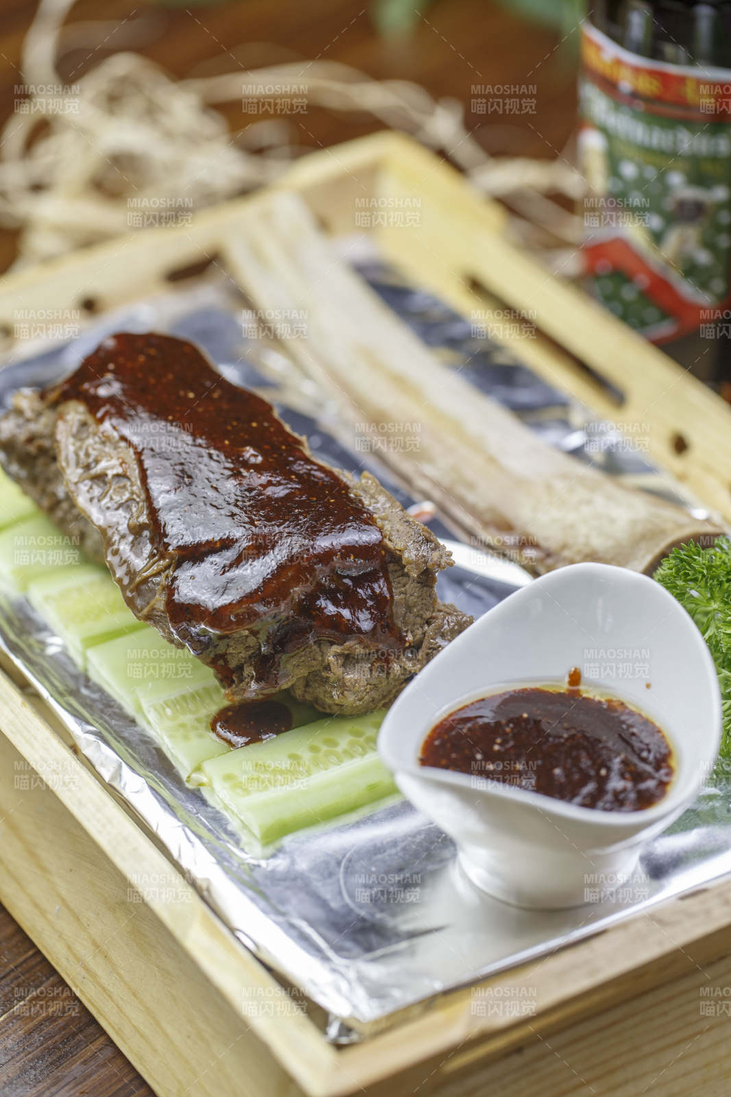 木质托盘装的浇汁烤牛大骨肉