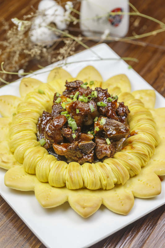 方形白色瓷盘装的花开富贵猪小排