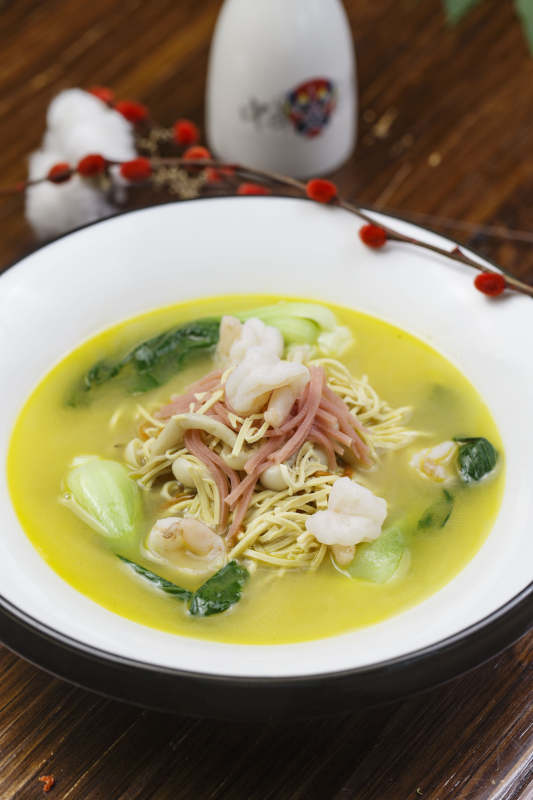 白色圆瓷盘装的浓汤火腿虾仁烫干丝