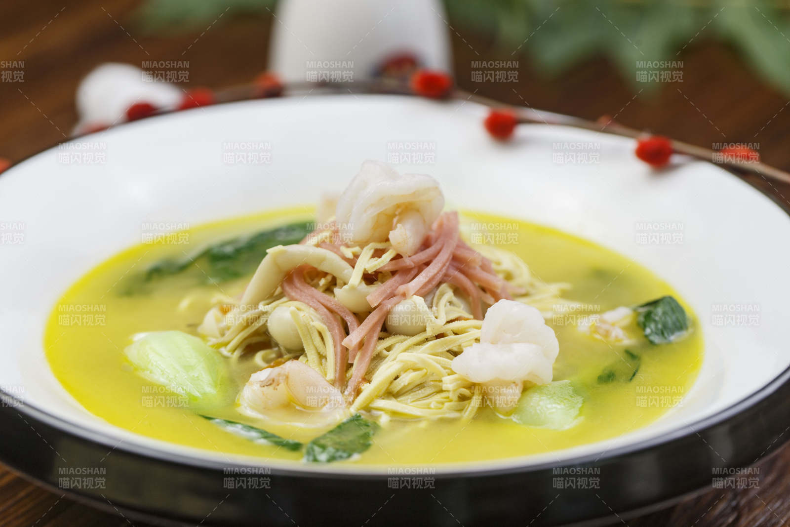 白色圆瓷盘装的浓汤火腿虾仁烫干丝