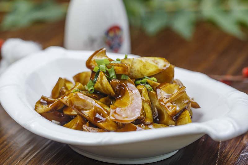 树叶形瓷盘装的酱爆见手青