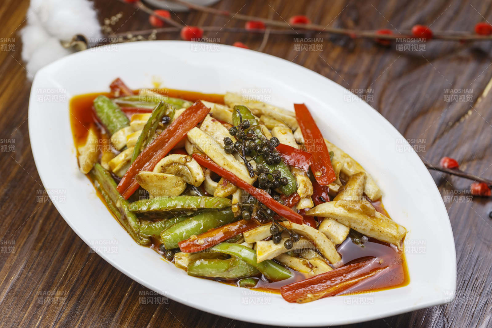 樹葉形瓷盤裝的椒麻尖椒燒干子