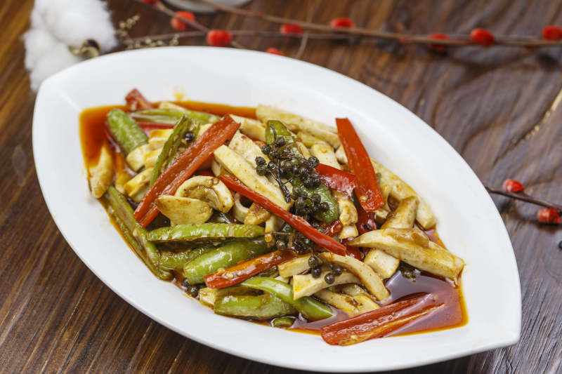 树叶形瓷盘装的椒麻尖椒烧干子