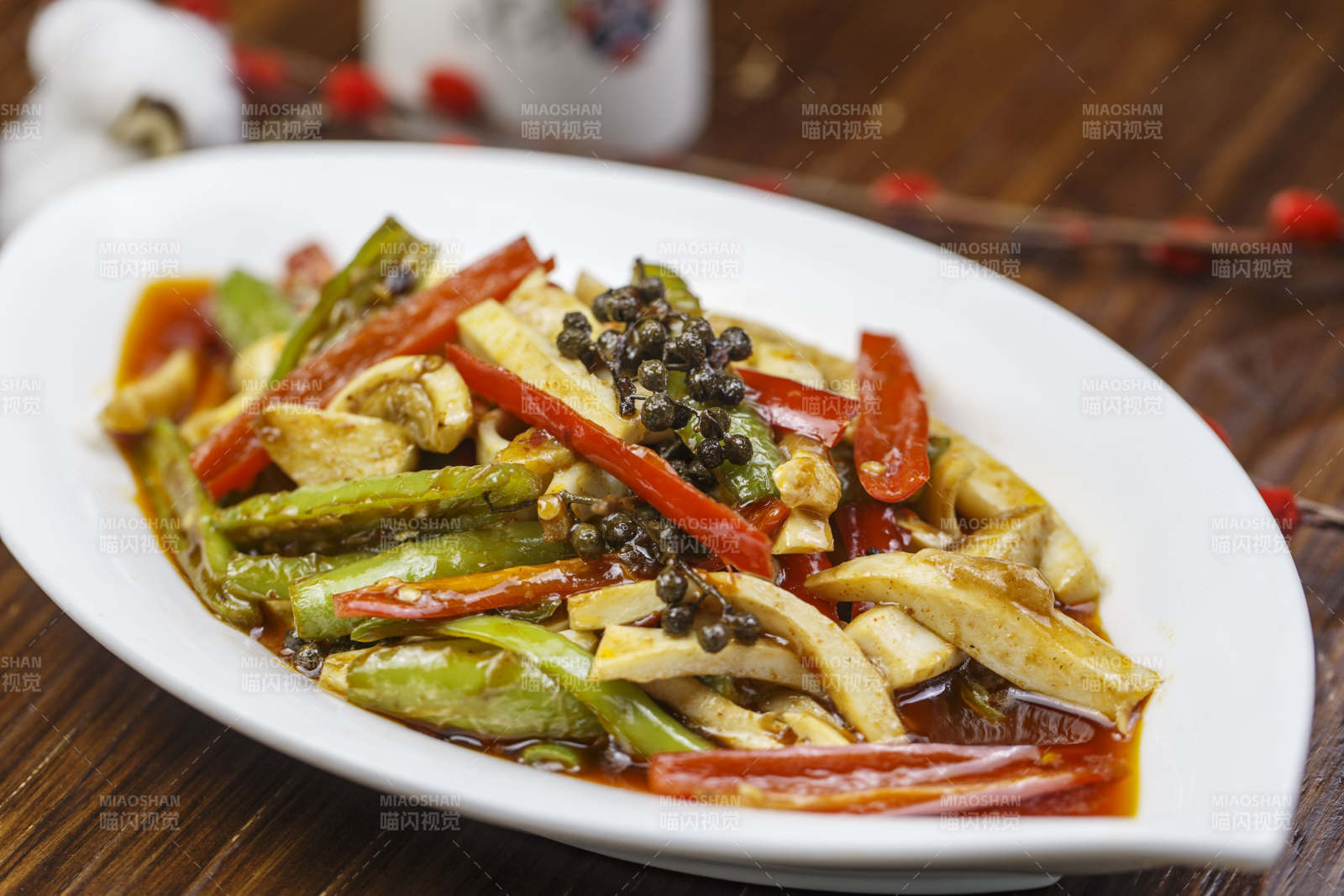 树叶形瓷盘装的椒麻尖椒烧干子