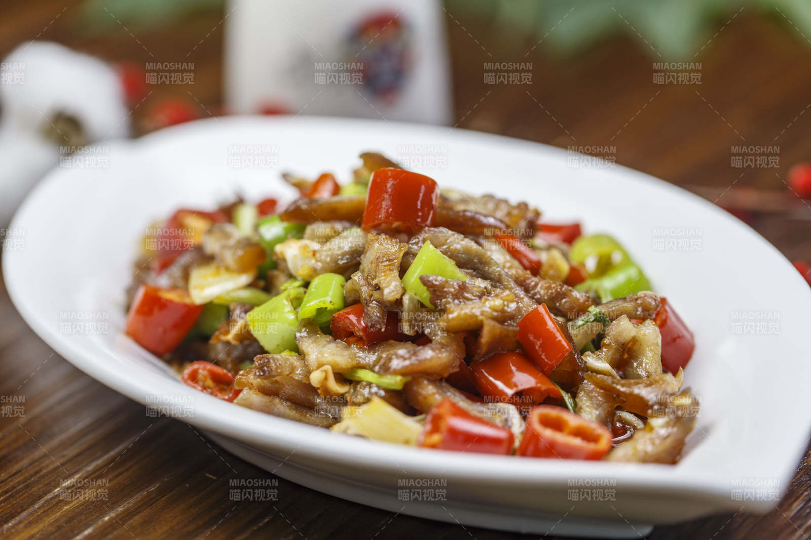 树叶形瓷盘装的湘味小炒猪儿五花肉图片