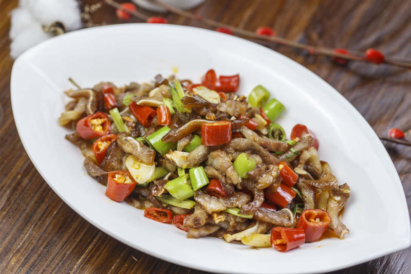 树叶形瓷盘装的湘味小炒猪儿五花肉