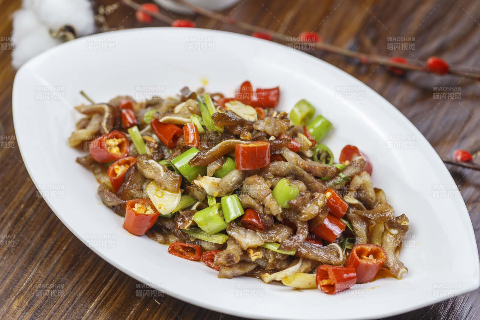 树叶形瓷盘装的湘味小炒猪儿五花肉