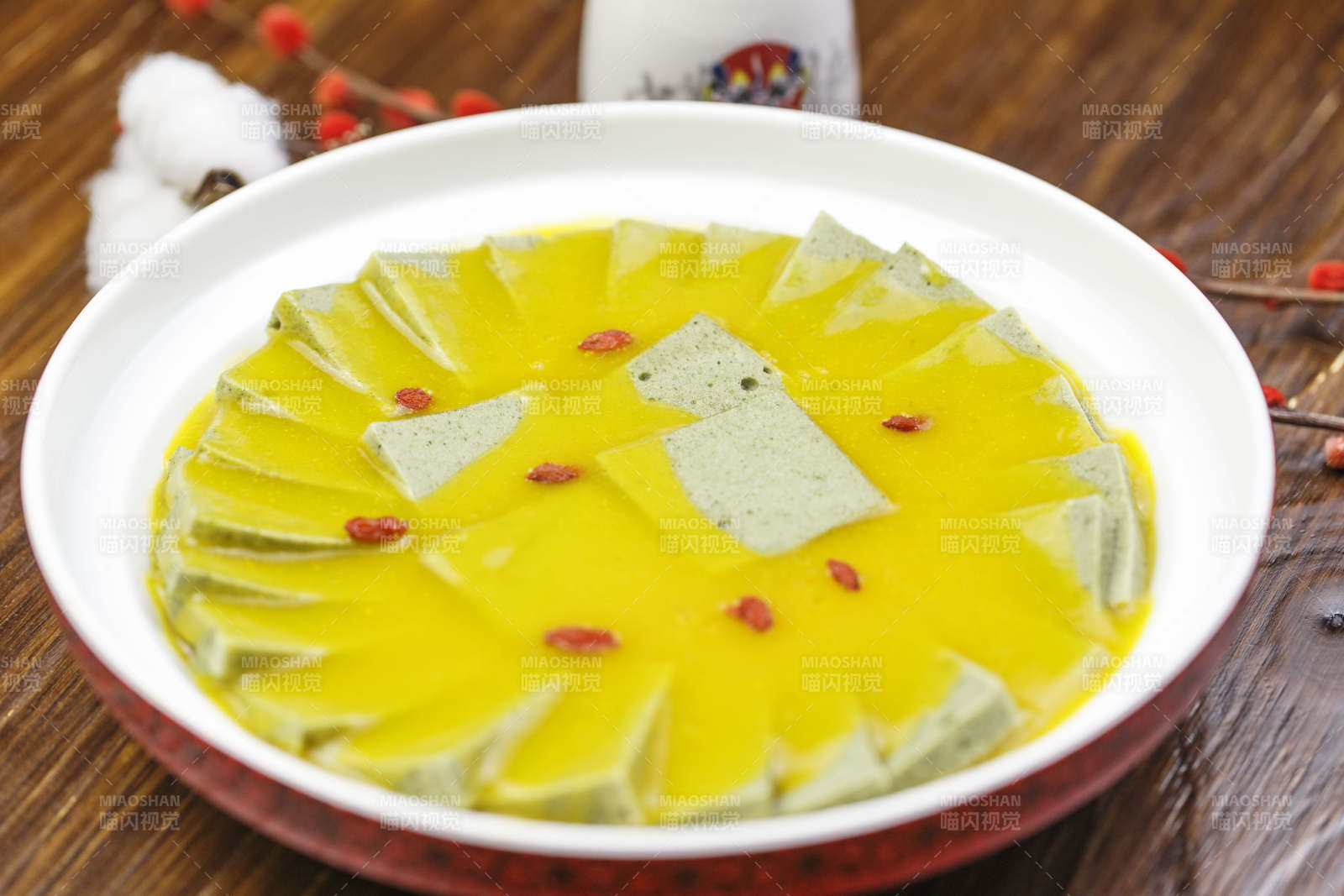 圓形白瓷盤裝的濃湯枸杞麻豆腐黑豆腐