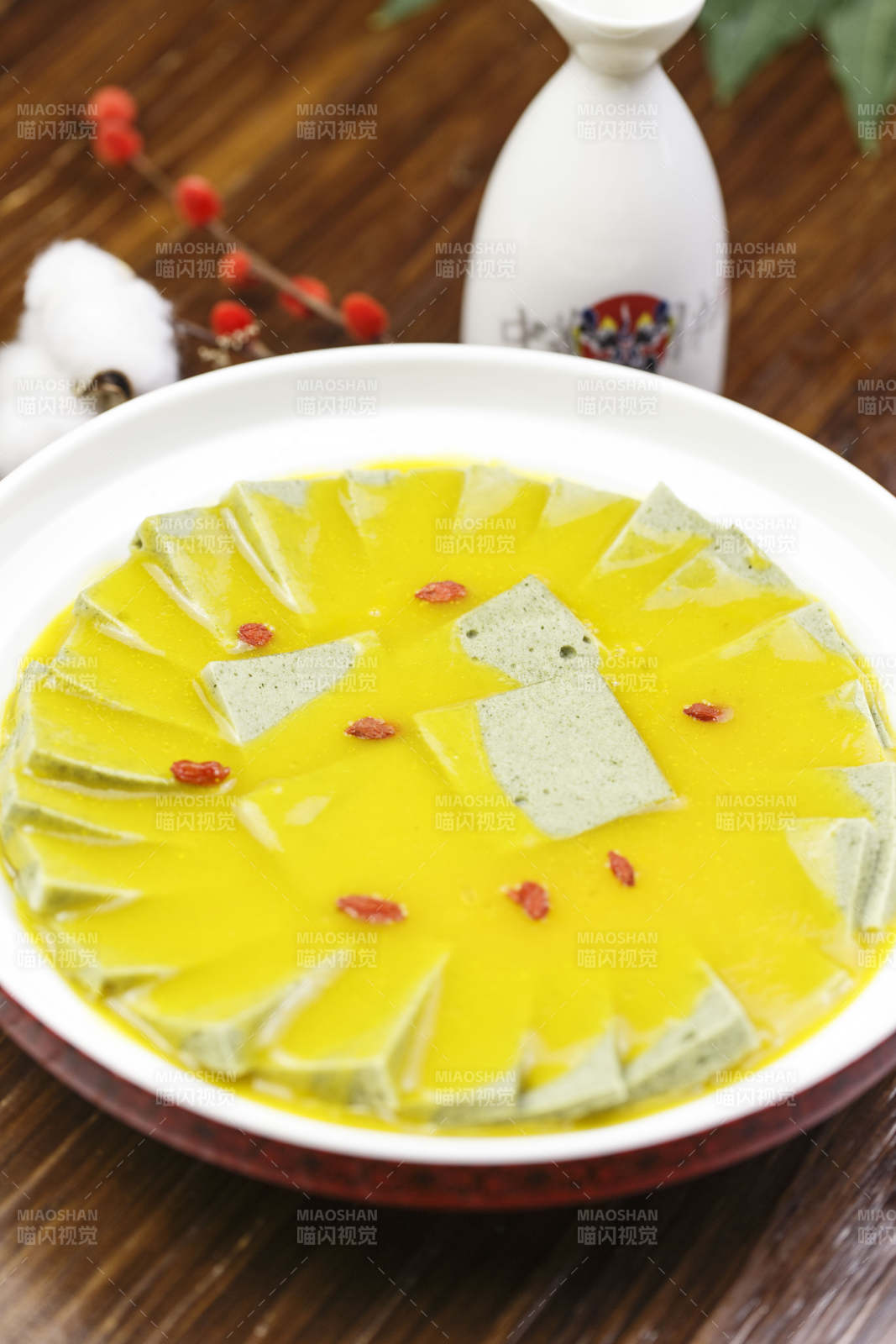 圓形白瓷盤裝的濃湯枸杞麻豆腐黑豆腐