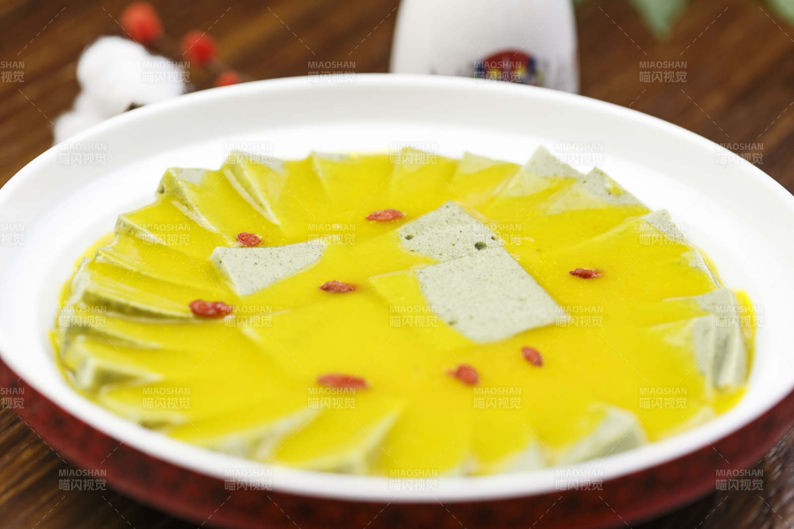 圓形白瓷盤裝的濃湯枸杞麻豆腐黑豆腐