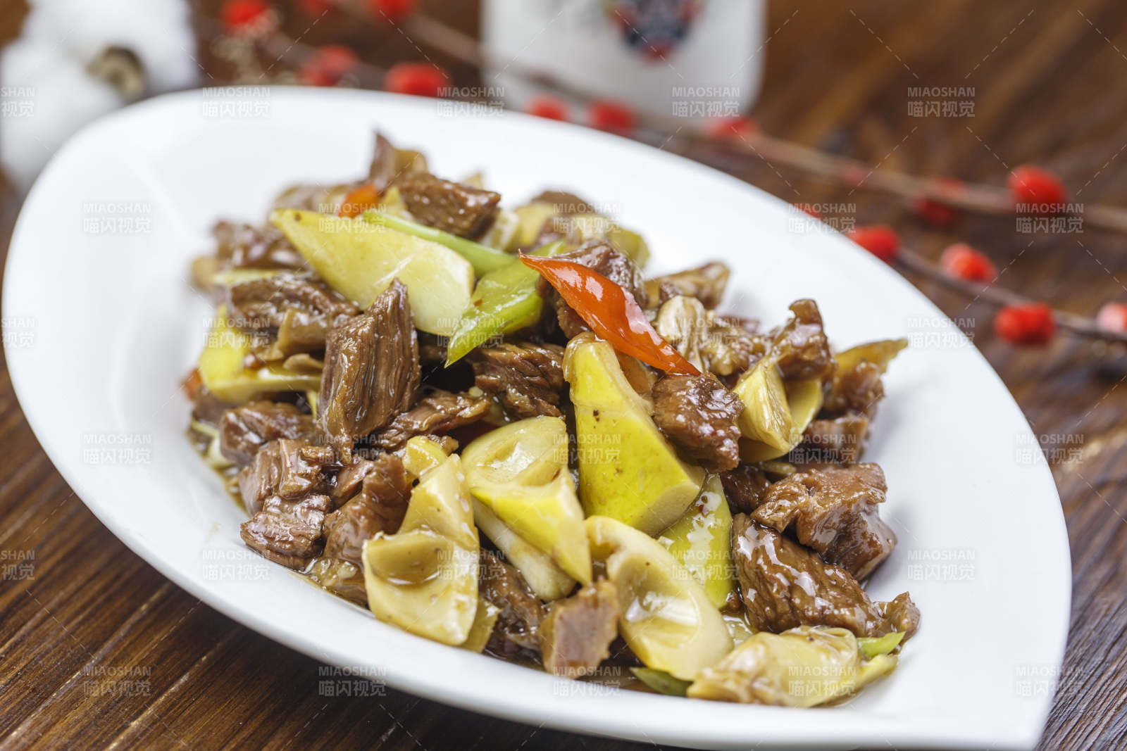 树叶形瓷盘装的春笋小炒肉图片