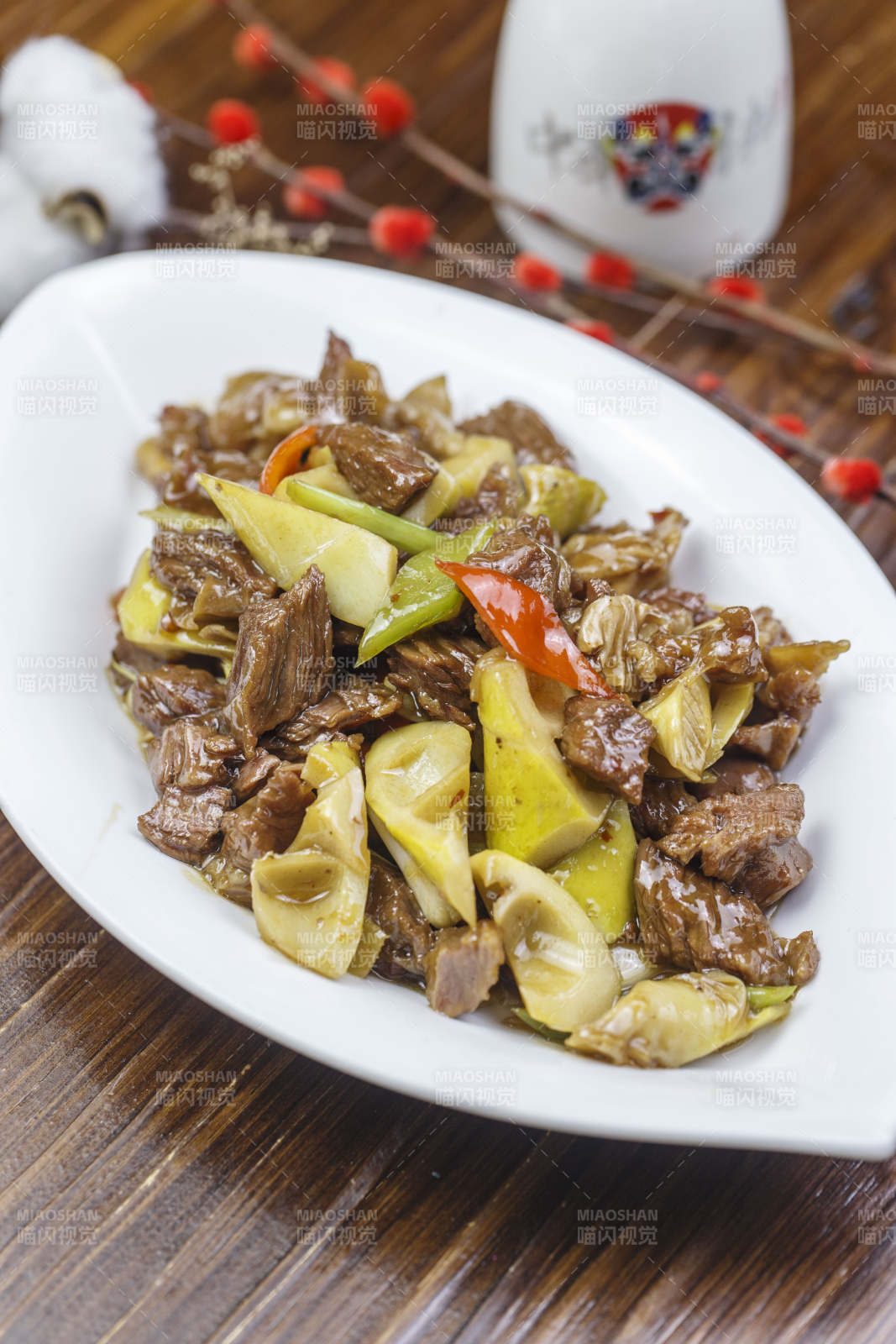 树叶形瓷盘装的春笋小炒肉图片