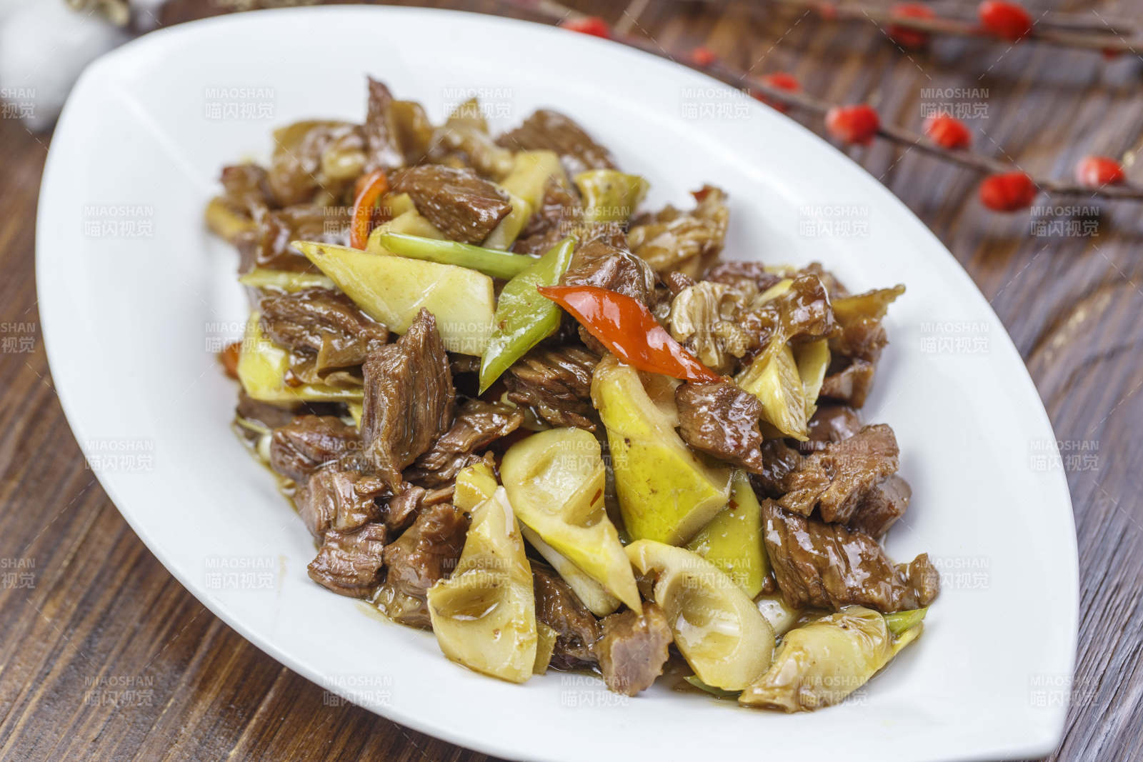 树叶形瓷盘装的春笋小炒肉图片